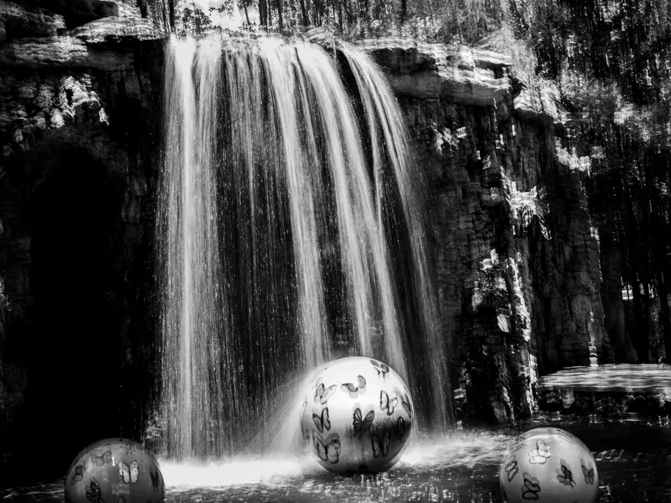 Falls and patterned spheres