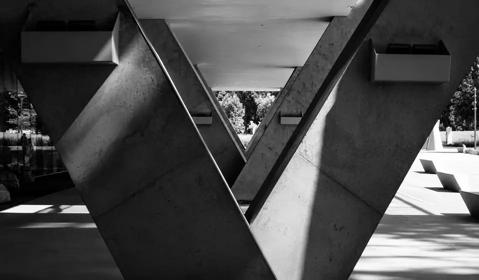 Concrete V-columns and shadow